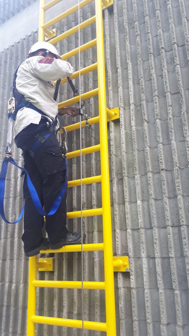 <span  class="uc_style_uc_tiles_grid_image_elementor_uc_items_attribute_title" style="color:#ffffff;">tecnicos-instaladores-wcpingenieria-8</span>