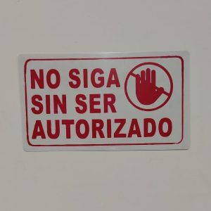 Letrero acrílico "no siga sin ser autorizado"