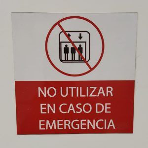 Letrero acrílico "no utilizar en caso de emergencia"