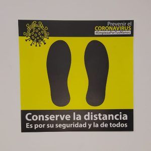 Letrero adhesivo "conserve la distancia huella"