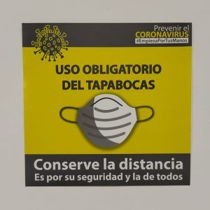 Letrero adhesivo "uso obligatorio del tapabocas"