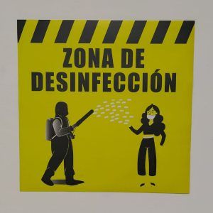 Letrero adhesivo "zona de desinfección"