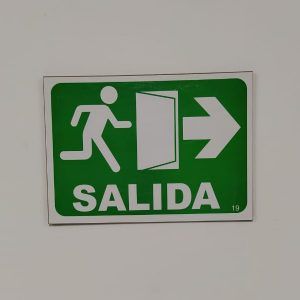 Letrero madera "salida derecha"